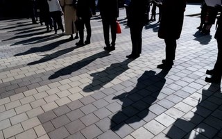 Thị trường lao động Mỹ lần đầu tái diễn tín hiệu đáng lo sau 4 năm, khi số người thất nghiệp vượt số việc làm trống, làm dấy lên dự báo Fed sẽ sớm hạ lãi suất.