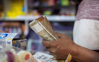 Rupee Ấn Độ lao dốc, áp sát đáy lịch sử và ngóng quyết định từ ông Trump