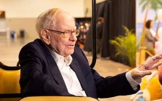 Chỉ báo Buffett lập đỉnh 217%, Berkshire giữ kỷ lục tiền mặt 344 tỷ USD: Cảnh báo bong bóng?