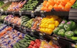 Rau xanh giá rẻ bất ngờ, siêu thị đảm bảo nguồn hàng chống bão Bualoi