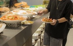 Khách ăn buffet nhưng liên tục lén lút bỏ đồ vào túi, nhà hàng phải lập tức trích xuất camera và cảnh báo: “Đừng để chúng tôi báo công an”