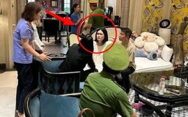 Hình ảnh Đoàn Di Băng bật khóc, nắm chặt tay chồng khi công an khám nhà gây xôn xao mạng xã hội