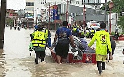 Mưa lũ tàn phá nhiều nước Đông Nam Á, gây gián đoạn du lịch và khiến hàng chục nghìn người phải sơ tán