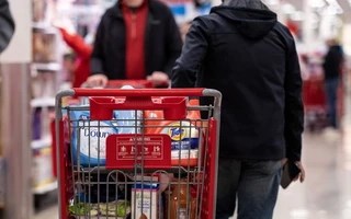 Tầng lớp trung lưu Mỹ thu nhập cao vẫn vật lộn với lạm phát dai dẳng gần 5 năm, dù GDP vượt 30.000 tỷ USD