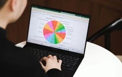 Laptop AI trở thành lựa chọn ưu tiên của doanh nghiệp trong bối cảnh siết chặt bảo mật dữ liệu