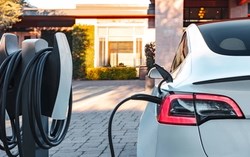 Chi phí 10 năm sở hữu ô tô: Xe điện có thật sự “dễ nuôi” hơn xe xăng?