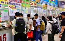 Vé đi lại dịp Tết căng thẳng: Nhiều tuyến cạn chỗ, giá leo thang