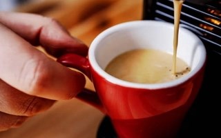 Uống cà phê quá sớm có thể phản tác dụng, chuyên gia khuyên nên chờ sau khi thức dậy