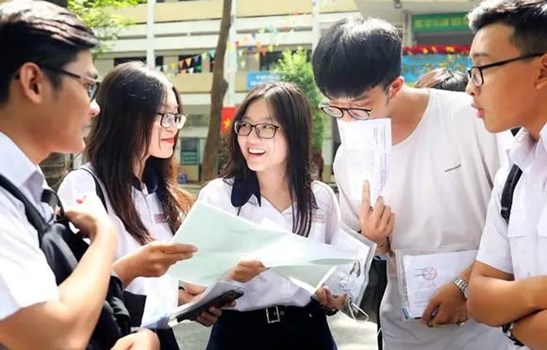 Kỳ thi tốt nghiệp THPT lớn nhất lịch sử bắt đầu: Điểm số trở thành "tấm vé" vào đại học và săn học bổng