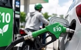 Giá xăng đồng loạt tăng, xăng E10 tăng gần 1.300 đồng/lít