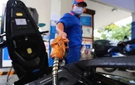 Giá xăng đồng loạt tăng trở lại, xăng E10RON95 vượt mốc 20.500 đồng/lít