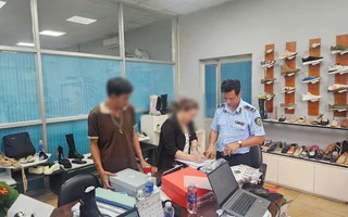 Phát hiện cơ sở sản xuất gần 50.000 đôi giày nghi giả mạo nhãn hiệu Nike, giá trị ước tính hơn 100 tỷ đồng