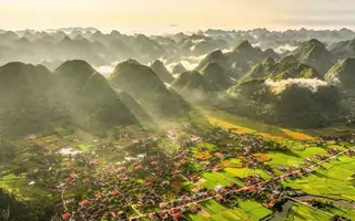 Ngôi làng hơn 400 nhà sàn hút khách có gì đặc biệt?
