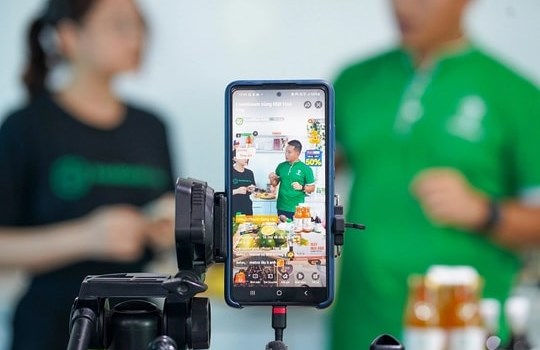 Gỡ rào cản pháp lý, mở đường cho thương mại trên mạng xã hội