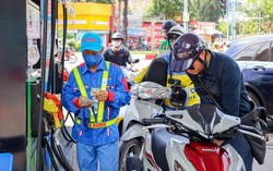 Xăng giảm hơn 1.800 đồng/lít, dầu diesel tăng gần 450 đồng/lít