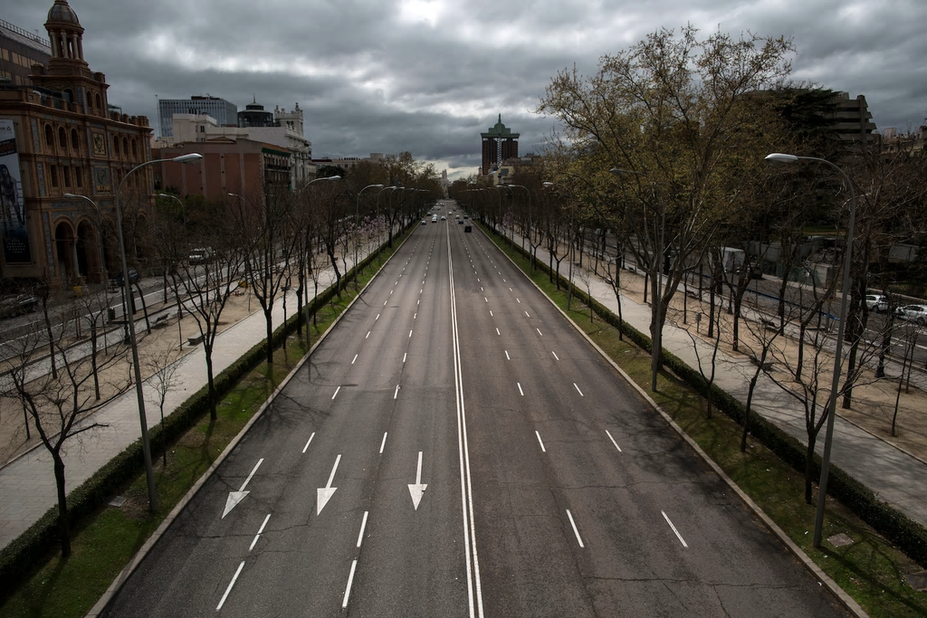 Khung cảnh Paseo de la Castellana, một trong những đại lộ ch&iacute;nh ở Madrid, T&acirc;y Ban Nha ng&agrave;y 17/3. Ảnh: AP.
