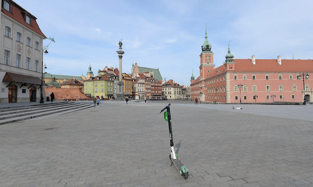 Quảng trường Castle, một trong những địa điểm du lịch h&agrave;ng đầu ở Warsaw, Ba Lan, ng&agrave;y 16/3. Ảnh: AP.