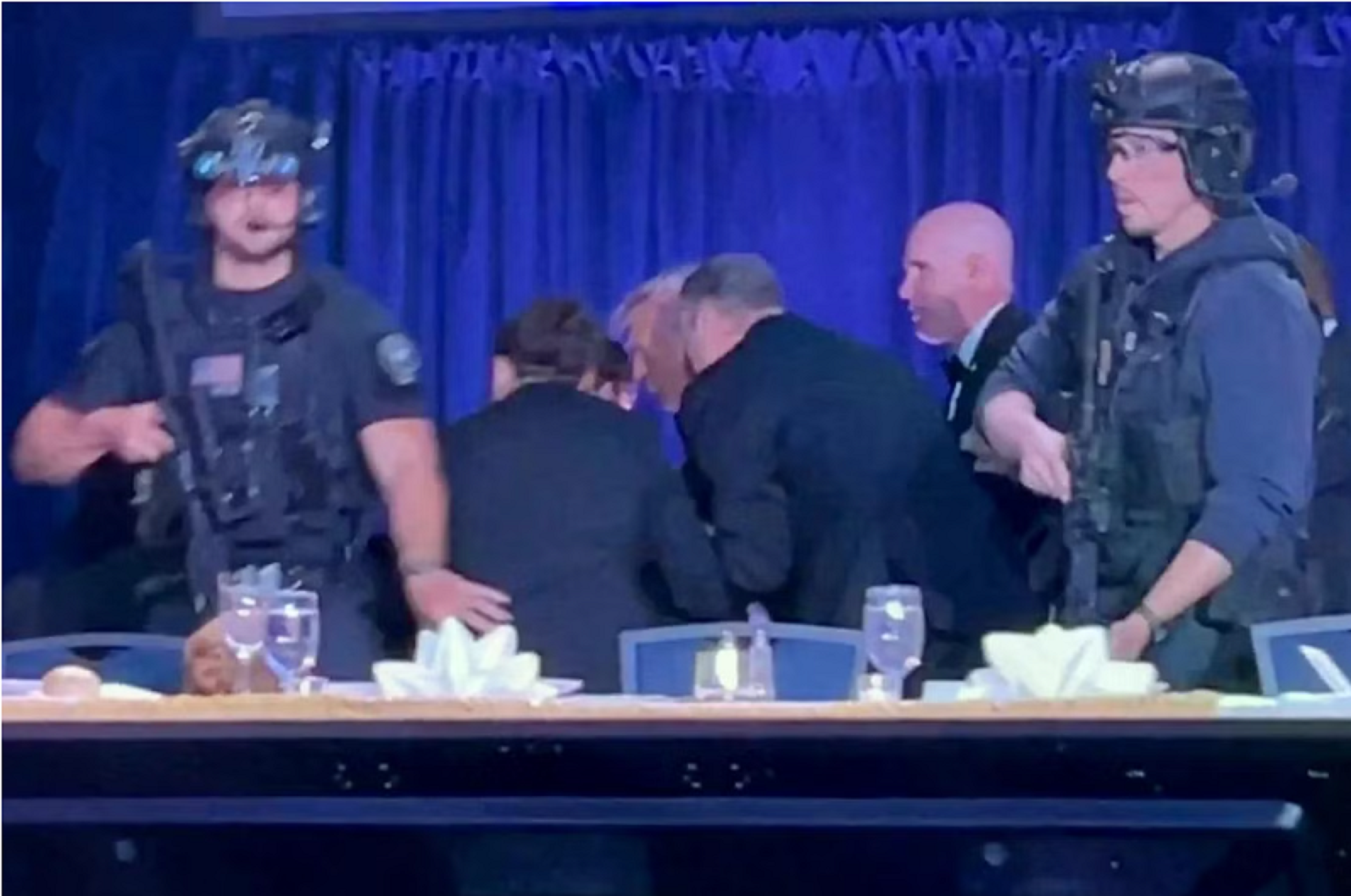 C&aacute;c nh&acirc;n vi&ecirc;n mật vụ bảo vệ &ocirc;ng Trump sau khi tiếng s&uacute;ng vang l&ecirc;n tại kh&aacute;ch sạn Washington Hilton. (Ảnh: Reuters)