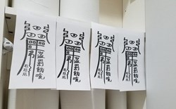 Cửa hàng Nhật treo bùa 'trấn yểm' để phòng chống nạn ăn trộm giấy vệ sinh