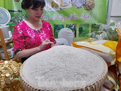 Giá gạo Việt Nam tăng vượt Thái Lan, gạo 100% tấm 'cháy' hàng