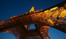 Vụ lừa đảo bán sắt vụn ít du khách biết về tháp Eiffel