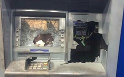 Rút tiền bị nuốt thẻ, người đàn ông đập phá trụ ATM ở Bình Dương