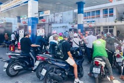 Người dân Hà Nội, TPHCM than khó mua xăng: Chờ 20 phút, đi cả chục cửa hàng