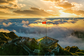 Báo chí Nhật ấn tượng với Fansipan: lên “nóc nhà Đông Dương” bằng cáp treo, vẫn họp trực tuyến giữa mây trời