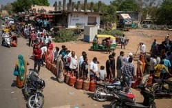 Khủng hoảng năng lượng toàn cầu: các quốc gia xoay đủ cách để giảm tiêu thụ nhiên liệu