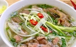 Gia bún, phở, bánh mì đồng loạt tăng: Chủ quán than phiền “vì thuế mà khó”