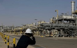 Saudi Arabia giảm giá dầu mạnh nhất gần 30 năm, châu Á hưởng lợi