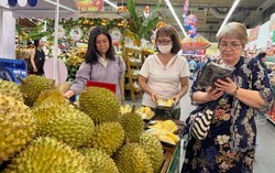 Trái cây vào mùa giảm giá sâu, siêu thị đông khách nhờ sầu riêng và bơ bán thấp kỷ lục