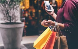Giữa lạm phát và bất định, gen Z  tìm niềm vui nhỏ trong tiêu dùng
