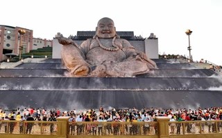 Núi Bà Đen hút khách với độ cao 986 m