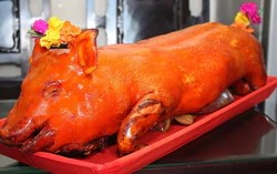 Mâm cỗ Rằm tháng 7 đa dạng phân khúc, heo quay nguyên con gần 7 triệu đồng
