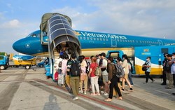 Các hãng hàng không đồng loạt tung vé Tết 2026 sớm, giá cao kỷ lục vẫn nhanh chóng “cháy” chỗ