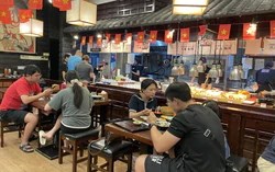 Bữa cơm 30.000 đồng ngày càng hiếm, người Việt phải chi nhiều hơn để ăn ngoài
