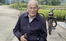 Cụ ông 111 tuổi tiết lộ bí quyết sống thọ: Uống rượu vang và ăn đồ ngọt mỗi ngày