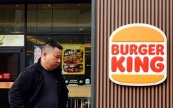 Làn sóng “bán mình” của các chuỗi Mỹ tại Trung Quốc: Từ Starbucks đến Burger King