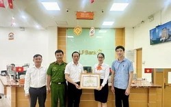 Bắc Ninh: Nhân viên LPBank kịp thời ngăn vụ rút tiền trước hạn đáng ngờ, được khen thưởng