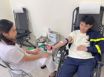 Chiến sĩ Cảnh sát PCCC và CNCH Sơn La hiến máu cứu bệnh nhân qua cơn nguy kịch