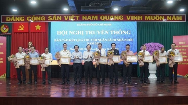 L&atilde;nh đạo Th&agrave;nh phố Hồ Ch&iacute; Minh trao bằng khen cho c&aacute;c đơn vị c&oacute; th&agrave;nh t&iacute;ch xuất sắc trong c&ocirc;ng t&aacute;c thu ng&acirc;n s&aacute;ch Nh&agrave; nước tr&ecirc;n địa b&agrave;n Th&agrave;nh phố.