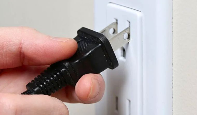 Vì sao phích cắm dẹt có 2 lỗ nhỏ? Phần lớn người dùng chưa từng để ý - Ảnh 1