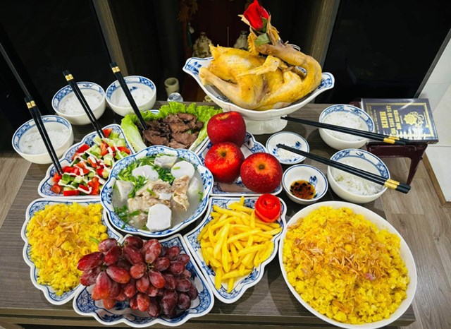 M&acirc;m cỗ c&uacute;ng &ocirc;ng C&ocirc;ng &ocirc;ng T&aacute;o 23 th&aacute;ng Chạp. (Ảnh: B&ugrave;i Hiền)