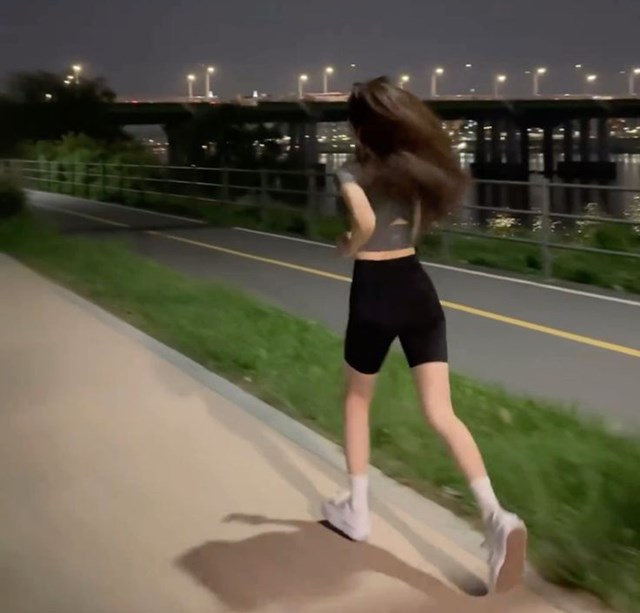 Sau tuổi 40 vẫn thon gọn không cần nhịn ăn: 5 thói quen giúp phụ nữ “lột xác” trước thềm năm mới - Ảnh 1