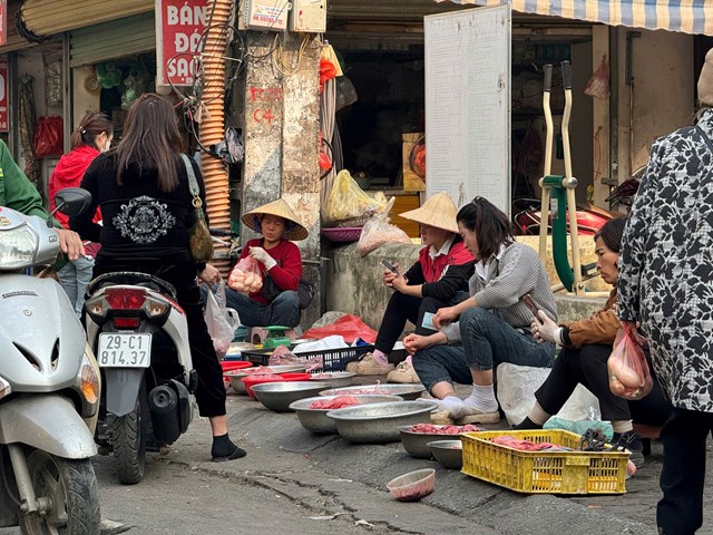 Hà Nội siết chặt trật tự đô thị: Dẹp chợ tự phát, nỗi lo mưu sinh của tiểu thương - Ảnh 2