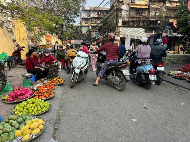 Hà Nội siết chặt trật tự đô thị: Dẹp chợ tự phát, nỗi lo mưu sinh của tiểu thương - Ảnh 1