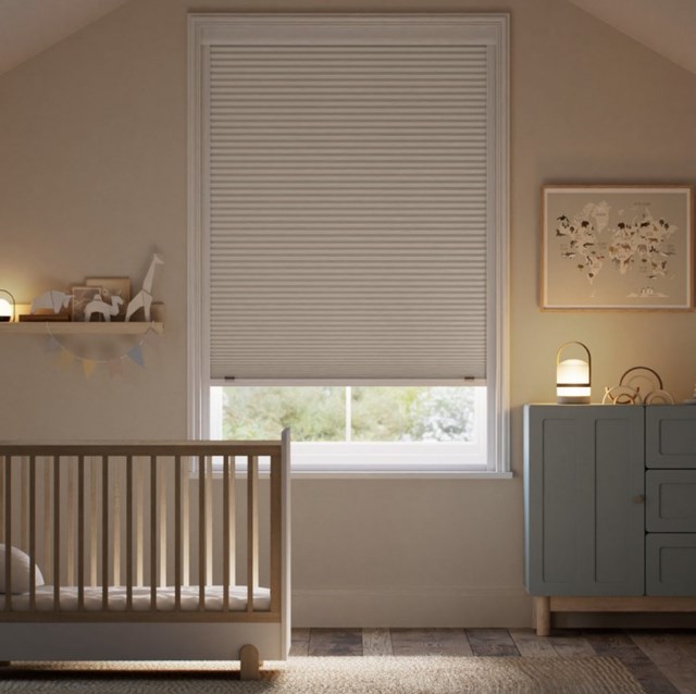 Mặc d&ugrave; việc đ&oacute;ng r&egrave;m v&agrave; m&agrave;nh l&agrave; c&aacute;ch tuyệt vời để giữ ấm, nhưng bạn cũng n&ecirc;n tận dụng &aacute;nh nắng khi c&oacute; thể.