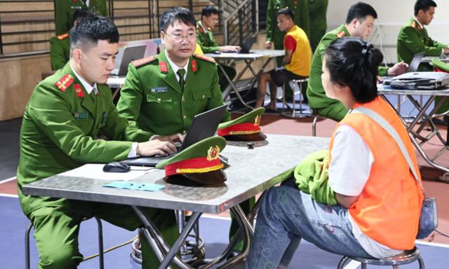 Nh&oacute;m người li&ecirc;n quan trong đường d&acirc;y lừa đảo chiếm đoạt t&agrave;i sản tại Campuchia được di l&yacute; về Cơ quan Cảnh s&aacute;t điều tra, C&ocirc;ng an tỉnh Tuy&ecirc;n Quang để đấu tranh, l&agrave;m r&otilde; h&agrave;nh vi phạm tội. (Ảnh: C&ocirc;ng an tỉnh Tuy&ecirc;n Quang)