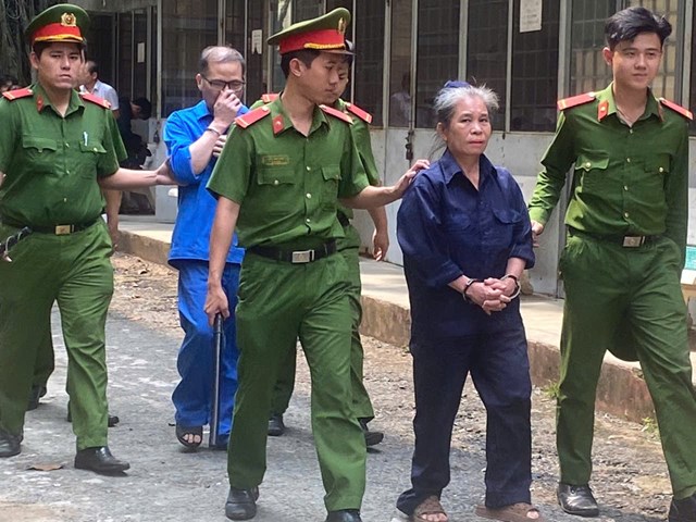 C&aacute;c bị c&aacute;o Nguyễn Thị Thanh V&acirc;n v&agrave; Nguyễn Sỹ Huấn tại t&ograve;a s&aacute;ng 14/1. Ảnh: T&acirc;n Ch&acirc;u